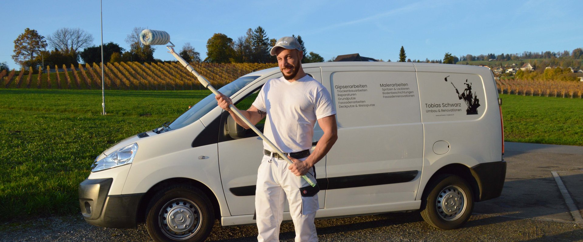 Tobias Schwarz mit seinem Firmenfahrzeug